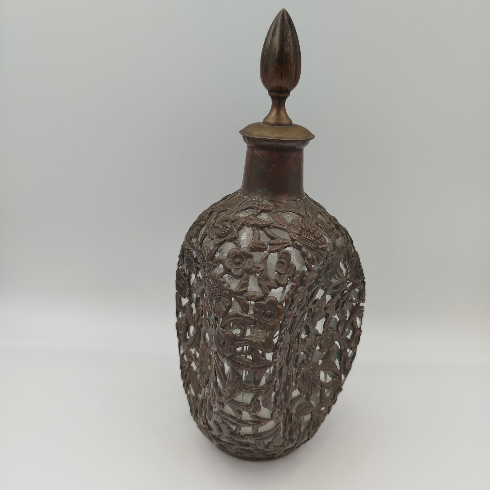 Штоф в металлической оплетке с растительным декором, металл, стекло, Китай, 1960-1990 гг.