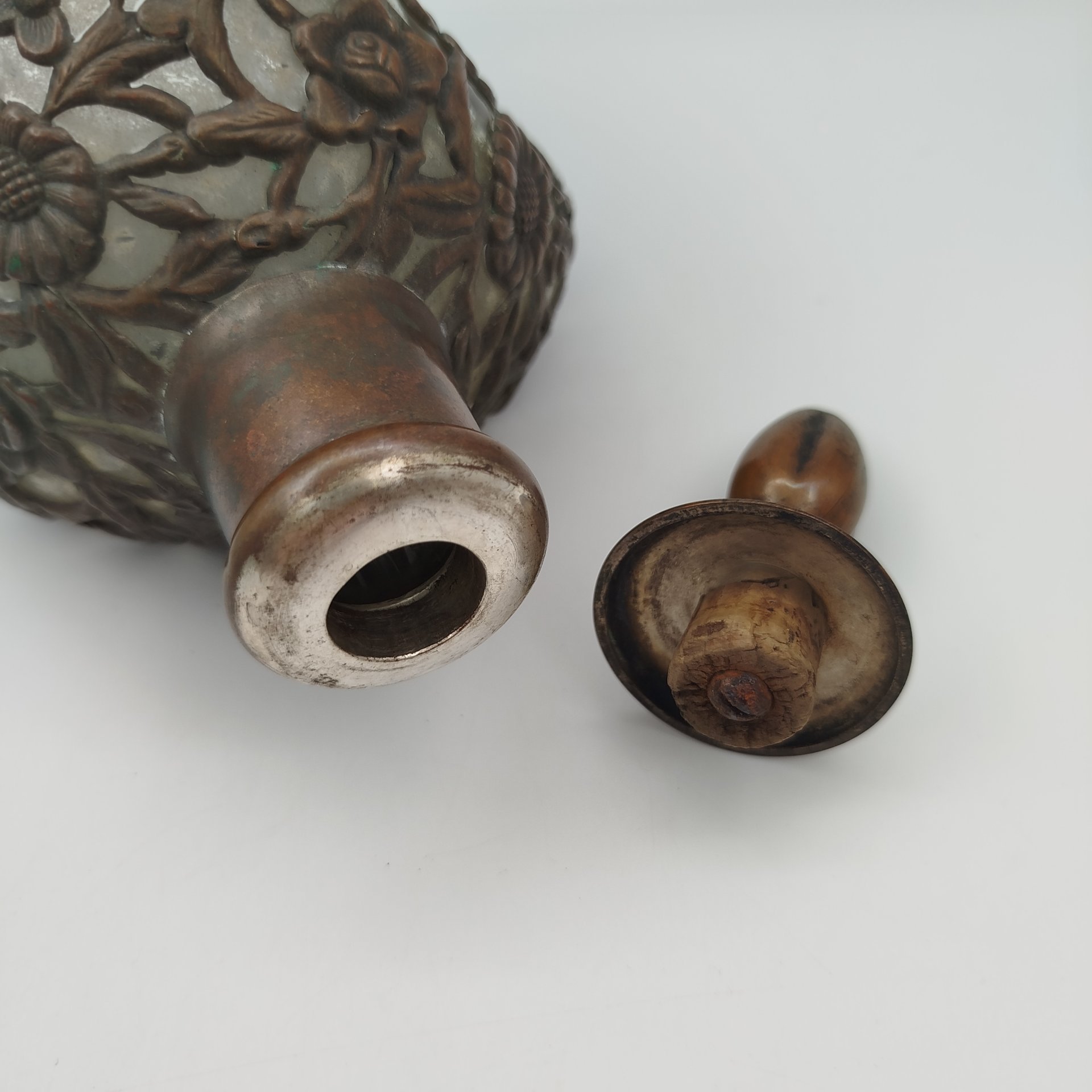 Штоф в металлической оплетке с растительным декором, металл, стекло, Китай, 1960-1990 гг.