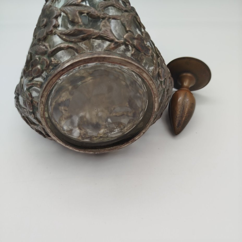 Штоф в металлической оплетке с растительным декором, металл, стекло, Китай, 1960-1990 гг.