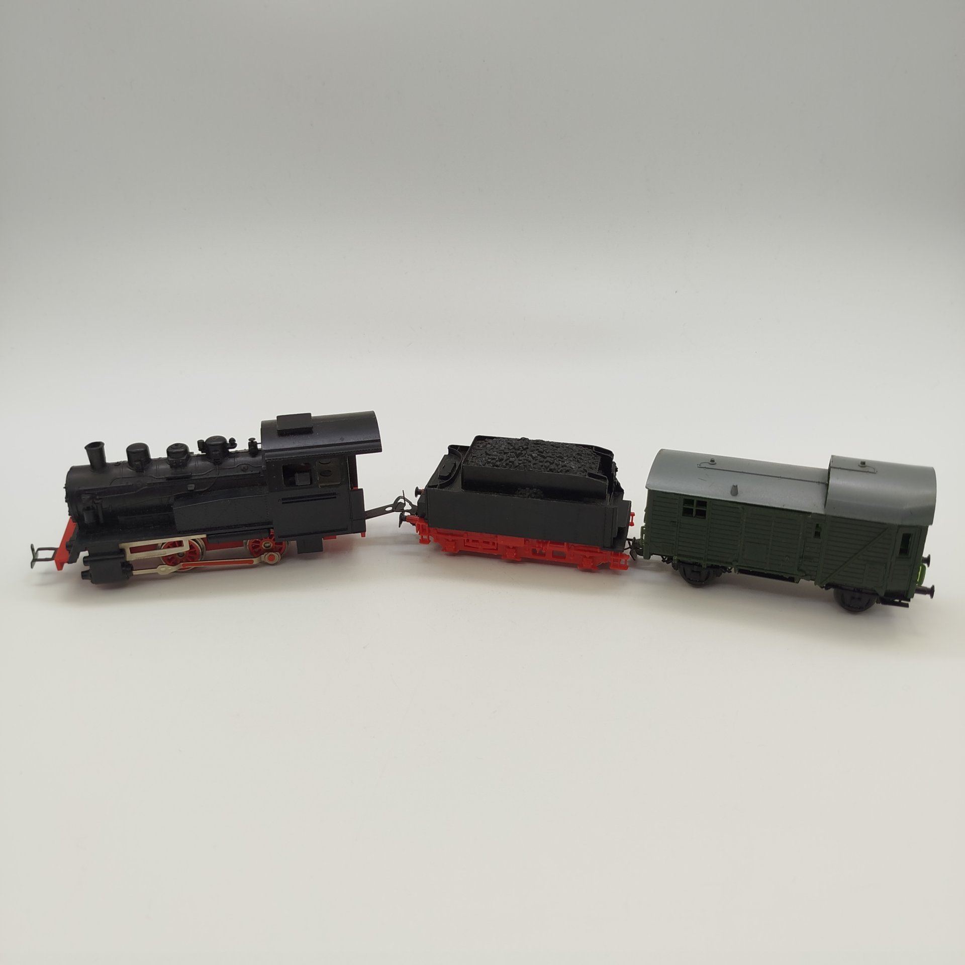 Набор из трех моделей для железной дороги(паровоз "BR 80", два вагона), масштаб 1:87, пластик, металл, Piko, ГДР, 1970-1980 гг.