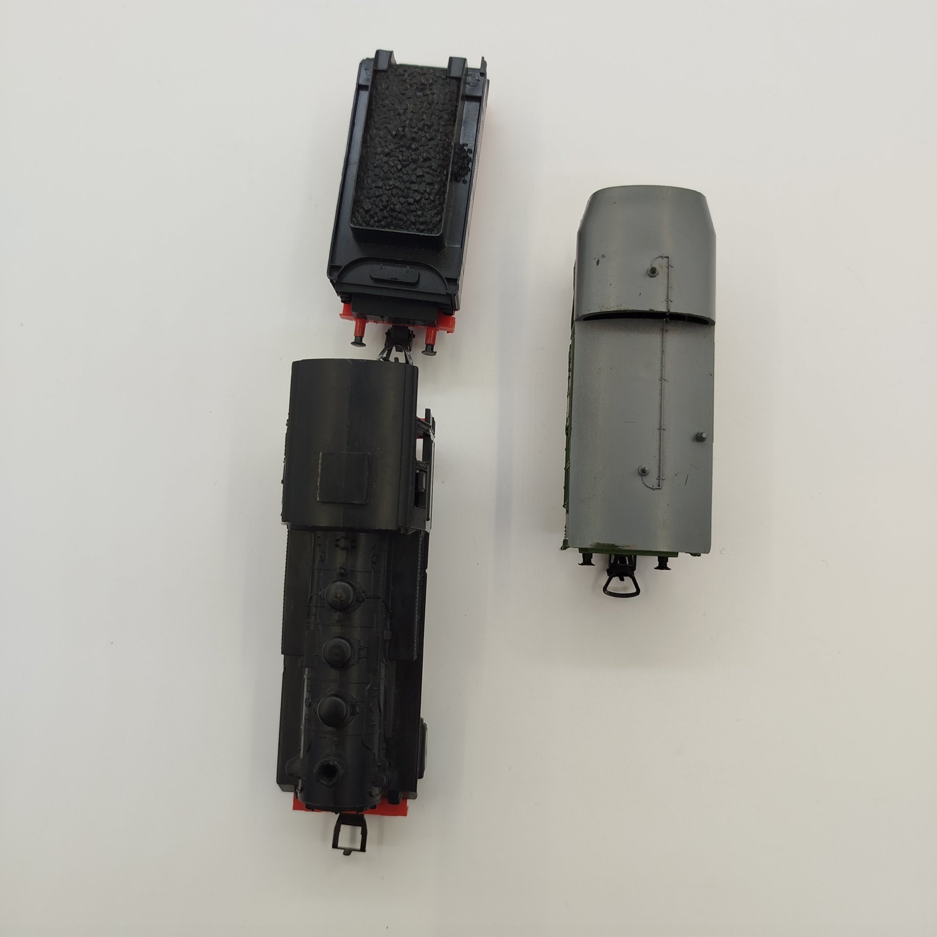 Набор из трех моделей для железной дороги(паровоз "BR 80", два вагона), масштаб 1:87, пластик, металл, Piko, ГДР, 1970-1980 гг.