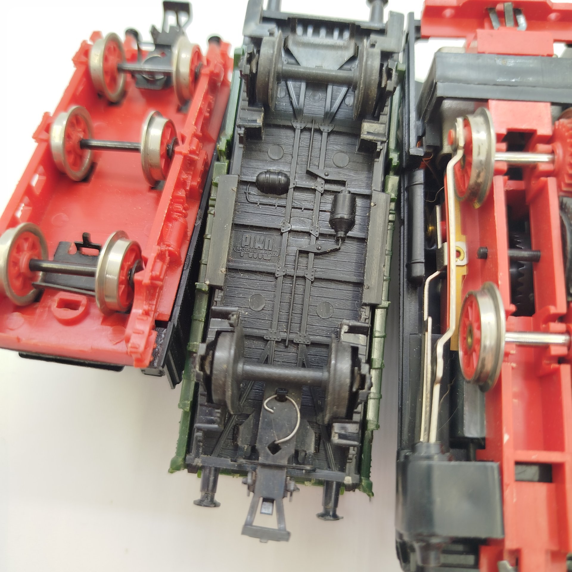 Набор из трех моделей для железной дороги(паровоз "BR 80", два вагона), масштаб 1:87, пластик, металл, Piko, ГДР, 1970-1980 гг.