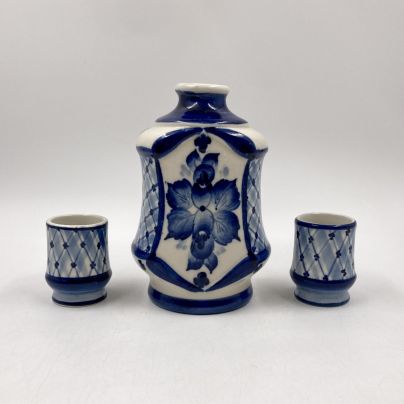 Набор из штофа и двух стопок с флоральным декором, автор Исаев В., автор росписи Потапова И., Гжель, фарфор, роспись, Российская Федерация, 1990-2010 гг.