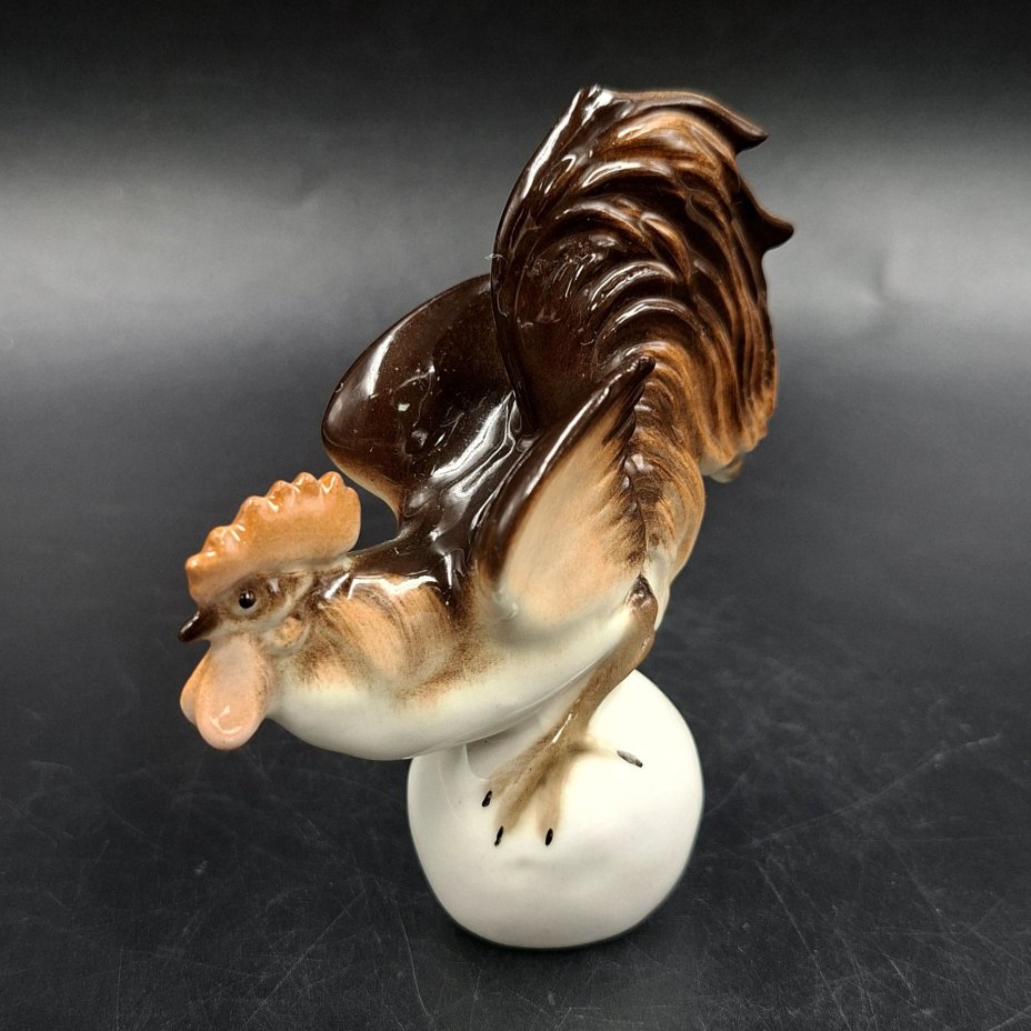 Статуэтка "Петух на шаре", скульптор П.П. Веселов, фарфор, роспись, Ленинградский фарфоровый завод (ЛФЗ), Российская Федерация, 1993-2004 гг.
