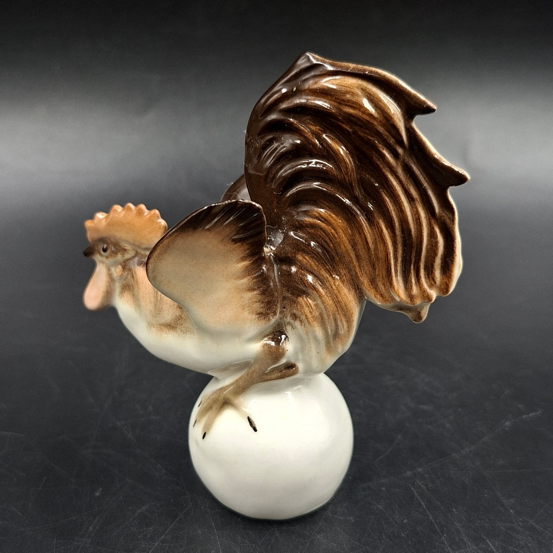 Статуэтка "Петух на шаре", скульптор П.П. Веселов, фарфор, роспись, Ленинградский фарфоровый завод (ЛФЗ), Российская Федерация, 1993-2004 гг.