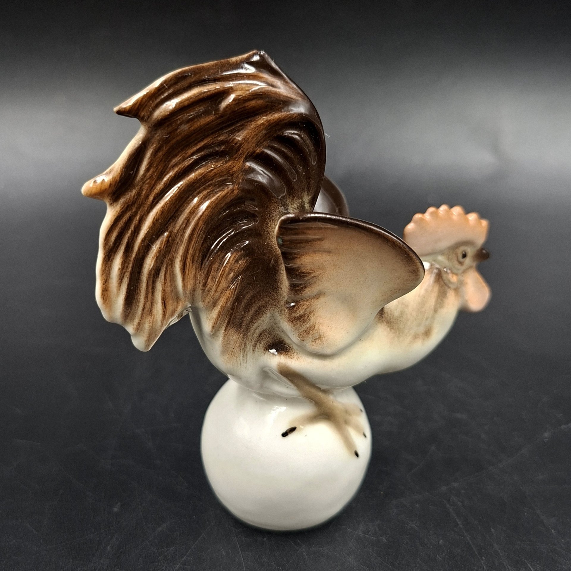 Статуэтка "Петух на шаре", скульптор П.П. Веселов, фарфор, роспись, Ленинградский фарфоровый завод (ЛФЗ), Российская Федерация, 1993-2004 гг.