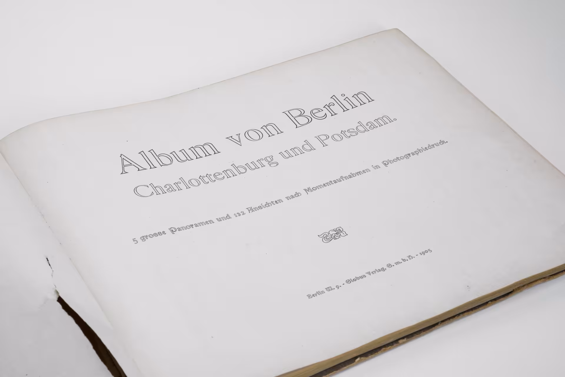 Альбом с репродукциями фотографий "Album von Berlin. Charlottenburg und Potsdam" с обложкой в стиле модерн (югендстиль), Издательство «Глобус»