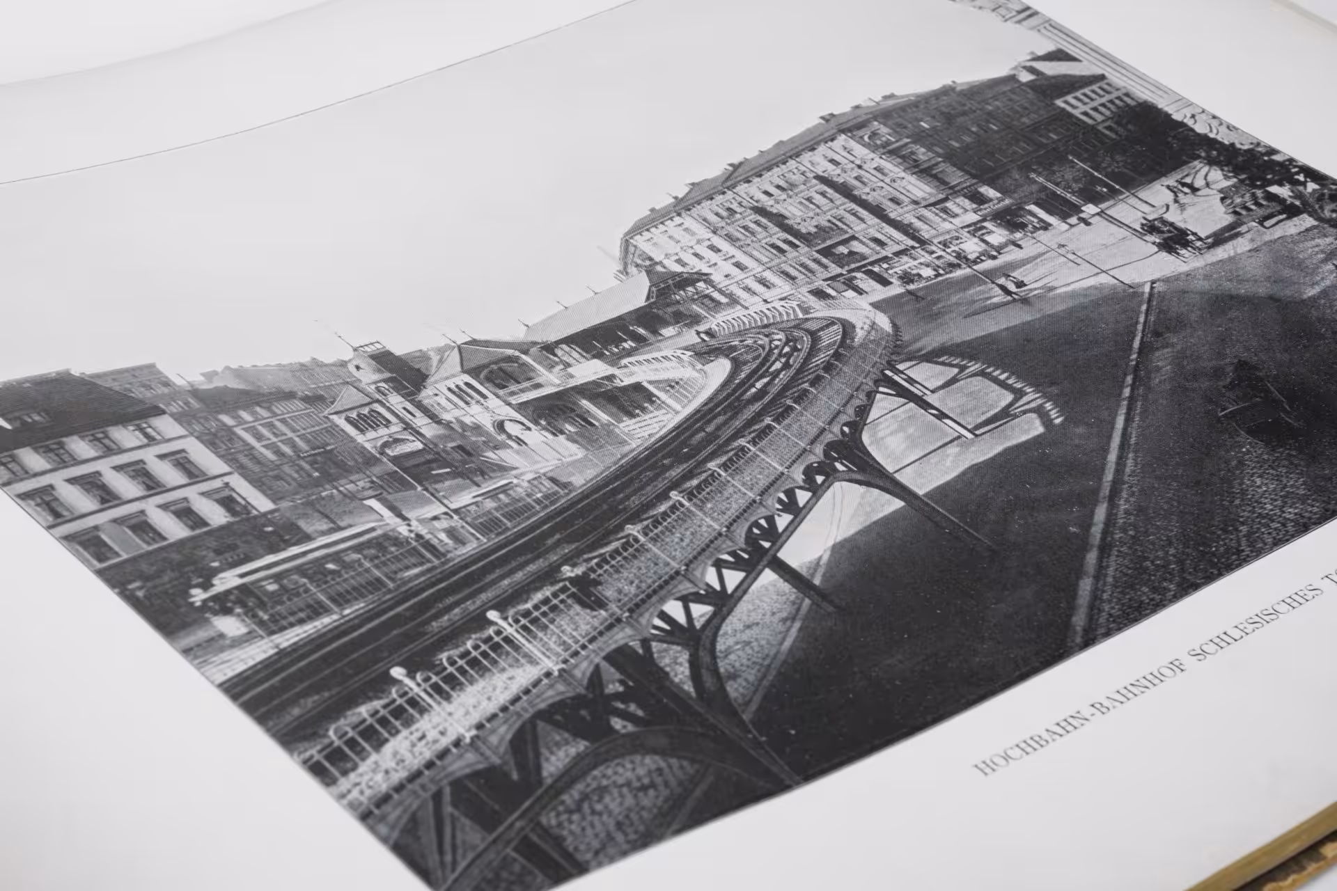 Альбом с репродукциями фотографий "Album von Berlin. Charlottenburg und Potsdam" с обложкой в стиле модерн (югендстиль), Издательство «Глобус»