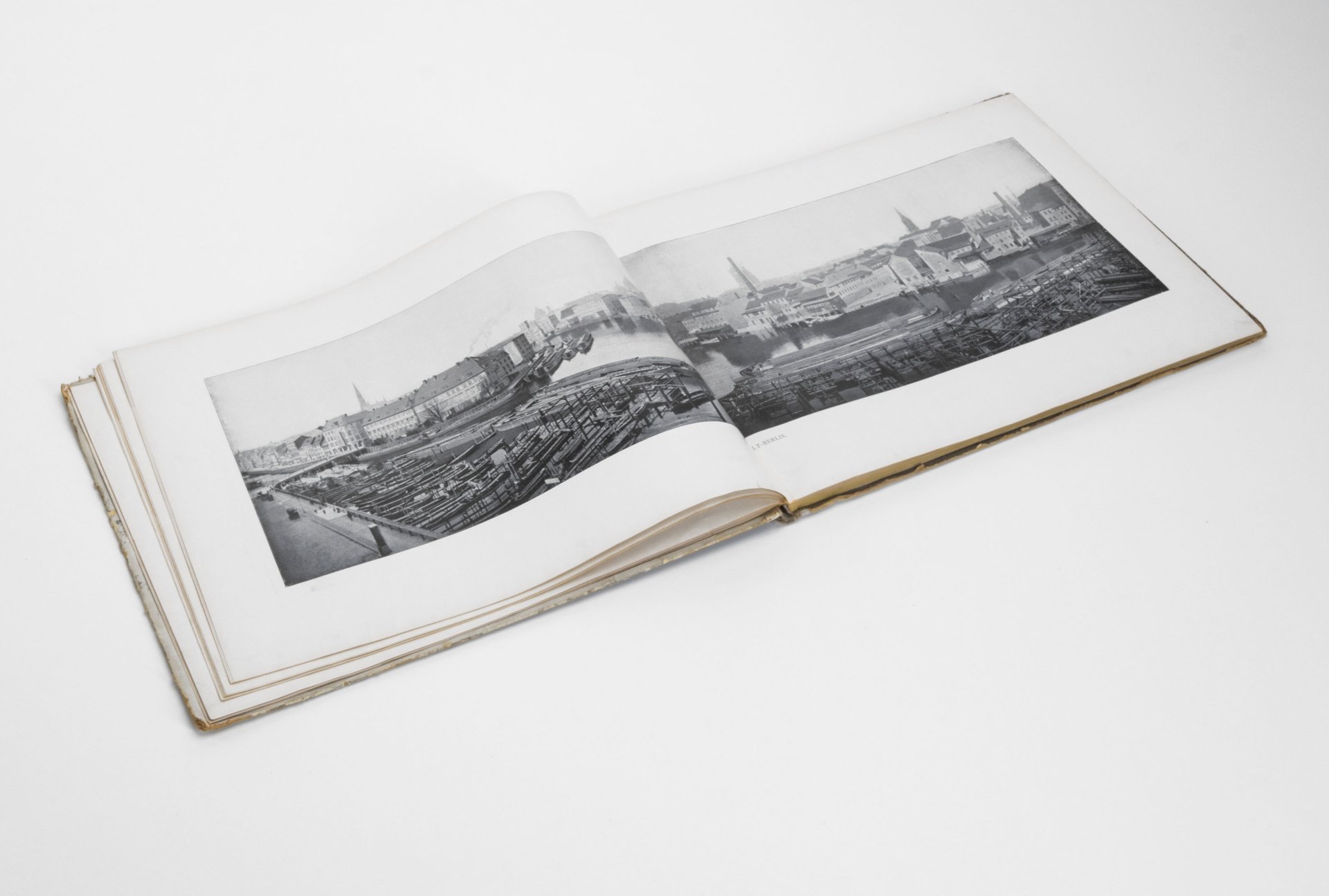 Альбом с репродукциями фотографий "Album von Berlin. Charlottenburg und Potsdam" с обложкой в стиле модерн (югендстиль), Издательство «Глобус»