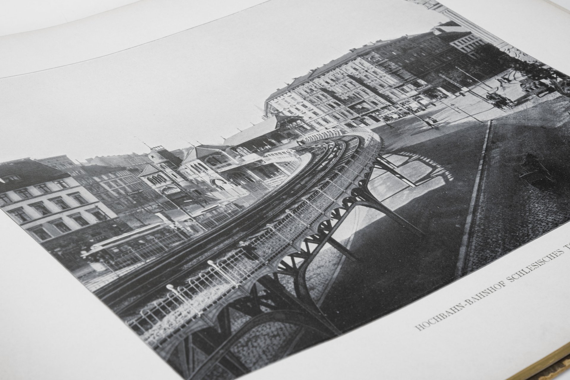 Альбом с репродукциями фотографий "Album von Berlin. Charlottenburg und Potsdam" с обложкой в стиле модерн (югендстиль), Издательство «Глобус»