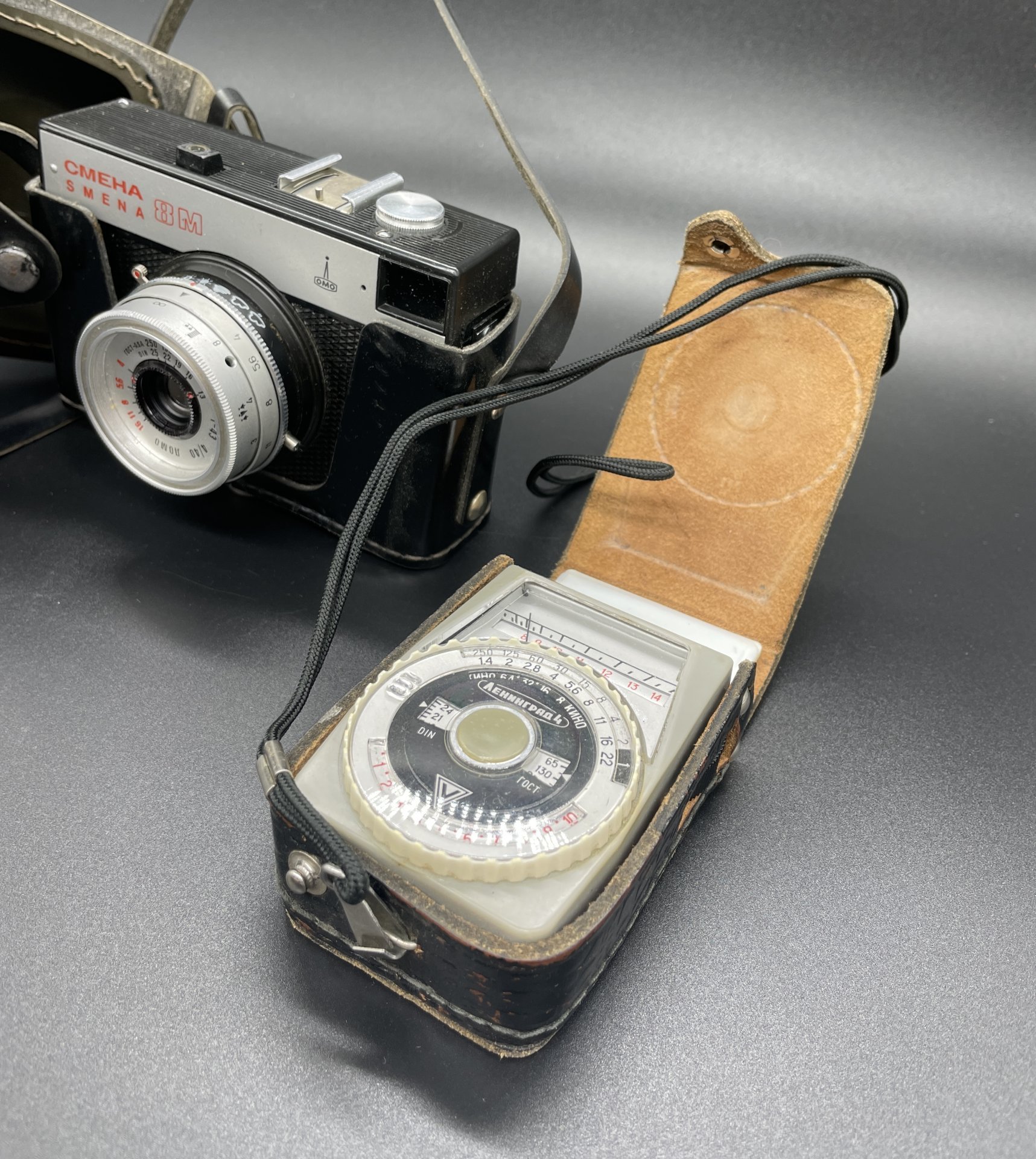 Фотоаппарат "Смена-8М" в комплекте с фотоэкспонометром "Ленинград-4" в оригинальном кофре, ЛОМО (Ленинградское оптико-механическое объединение)
