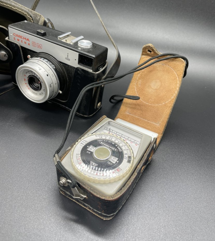 Фотоаппарат "Смена-8М" в комплекте с фотоэкспонометром "Ленинград-4" в оригинальном кофре, ЛОМО (Ленинградское оптико-механическое объединение)