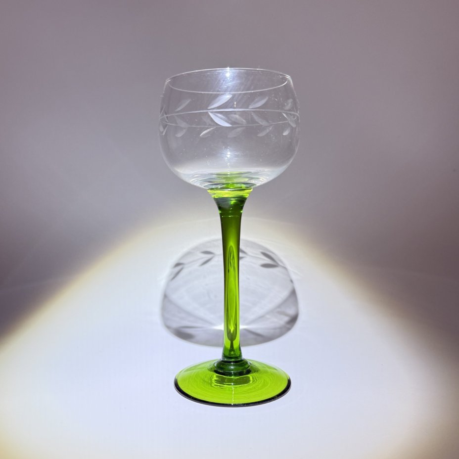 Бокал на тонкой зелёной ножке, украшенный флоральным декором, стекло, гравировка