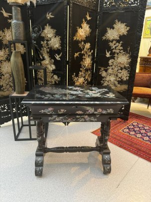 Столик для рукоделия в восточном стиле с изображением птицы