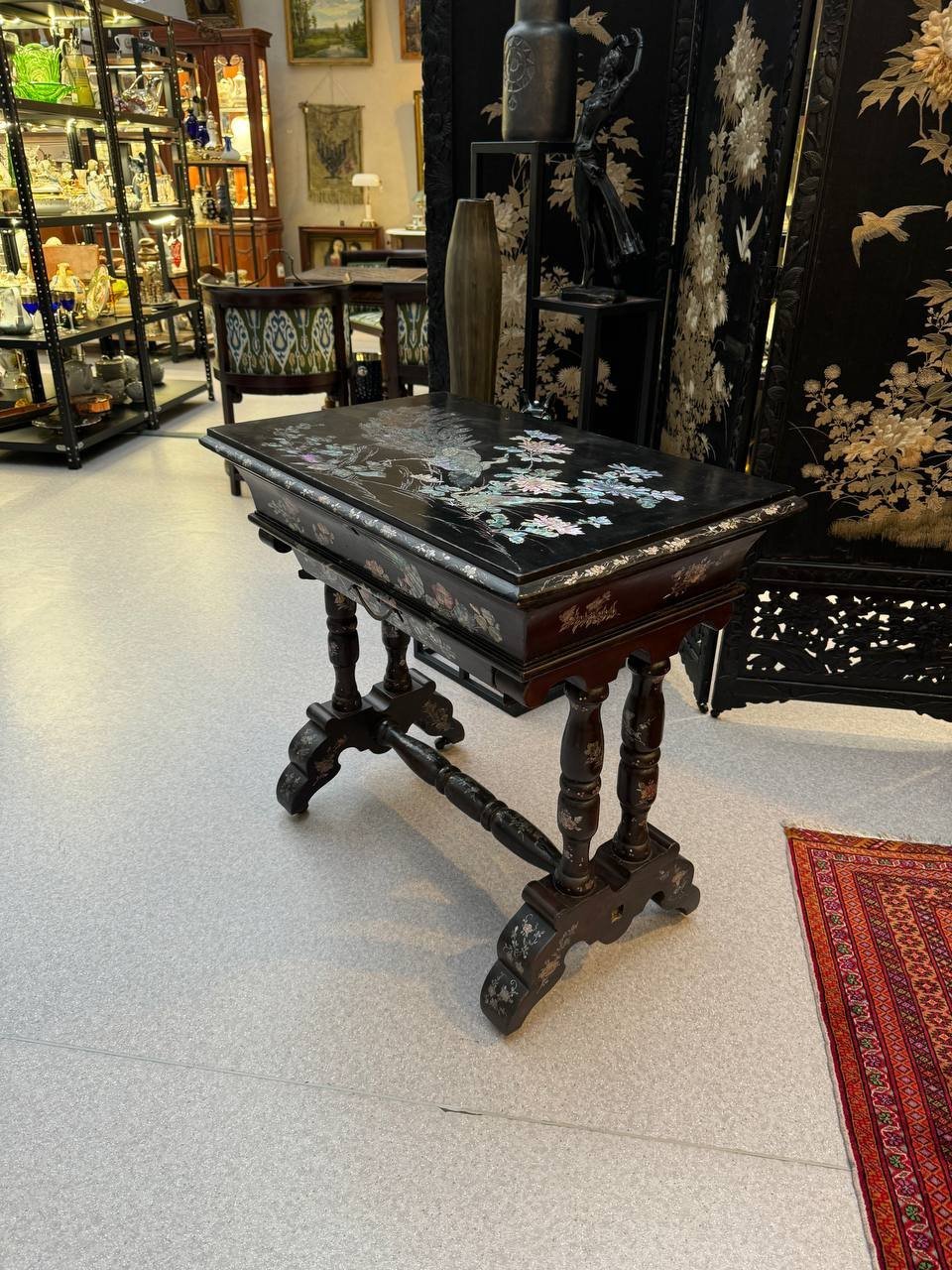 Столик для рукоделия в восточном стиле с изображением птицы