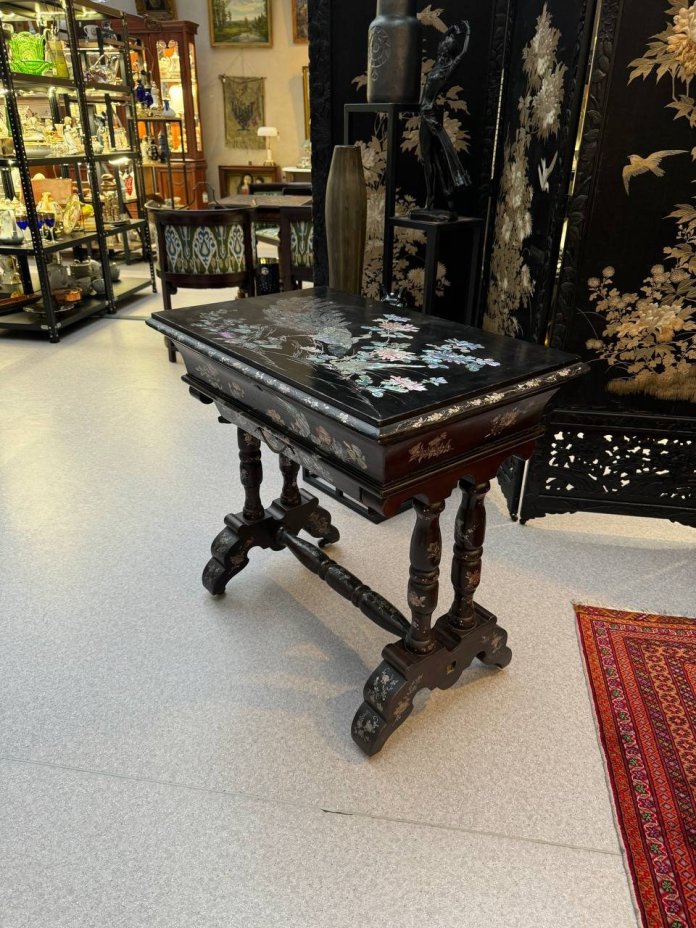 Столик для рукоделия в восточном стиле с изображением птицы