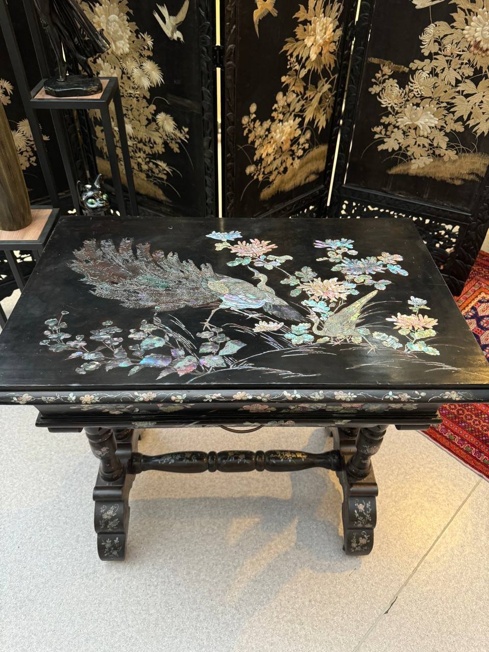 Столик для рукоделия в восточном стиле с изображением птицы