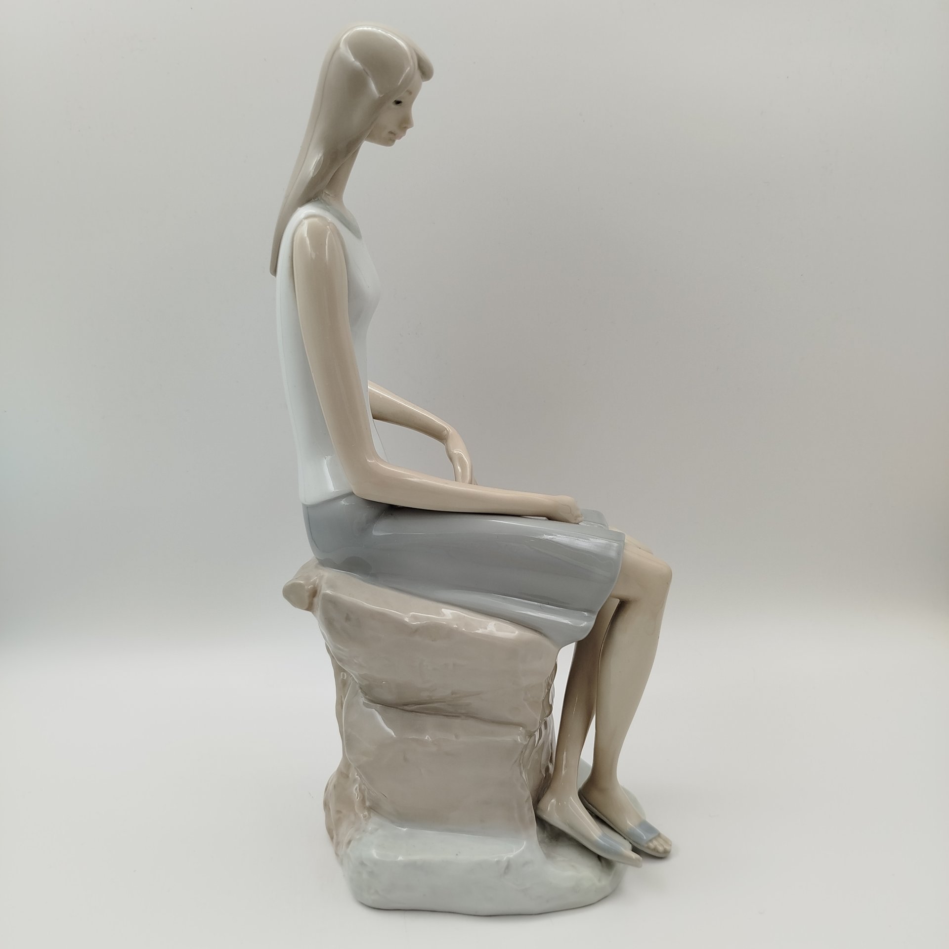 Статуэтка "Сидящая девушка", Lladro