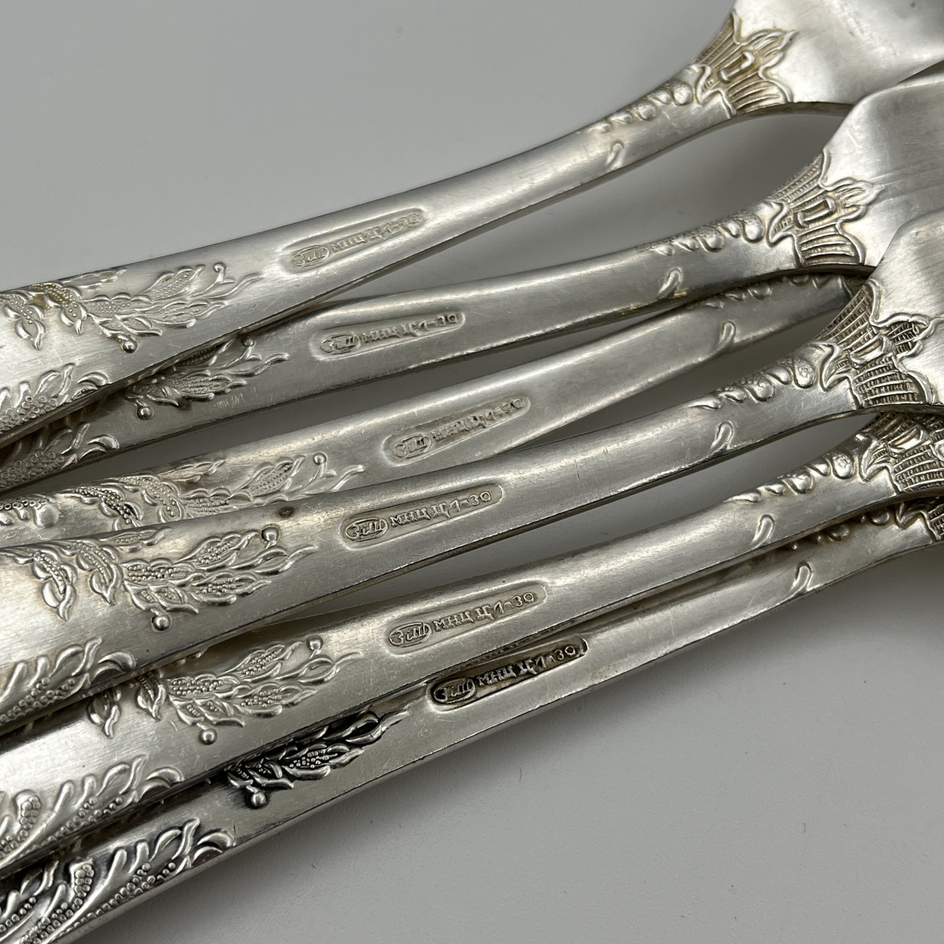 Набор из шести десертных вилок с растительным декором, мНЦ (медь-никель-цинк), картон, Вольнянский завод столовых приборов им. Шевченко (ЗiШ, ЗиШ), СССР, 1960-1990 гг.