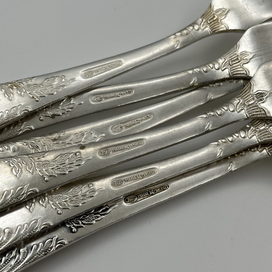 Набор из шести десертных вилок с растительным декором, мНЦ (медь-никель-цинк), картон, Вольнянский завод столовых приборов им. Шевченко (ЗiШ, ЗиШ), СССР, 1960-1990 гг.