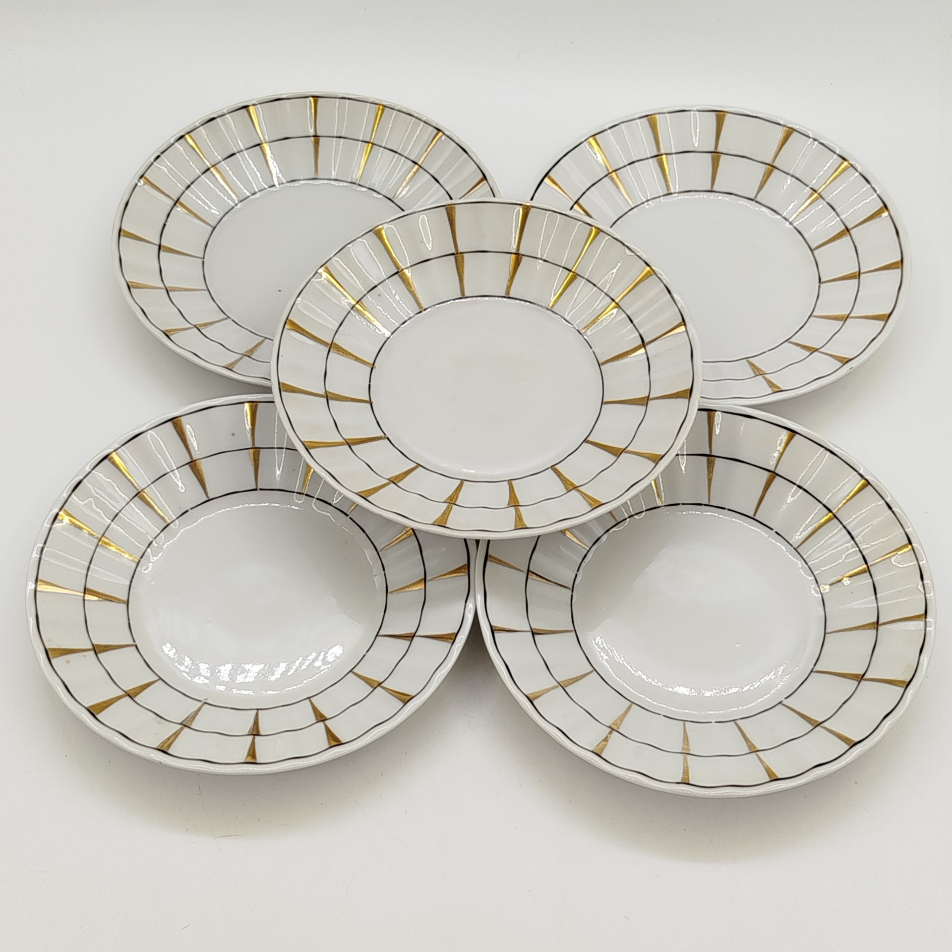 Набор из 5-ти блюдец "Золотая клетка", форма "Каннелюрный", автор формы Ольшевский В.Н., автор рисунка Правикова А.И.