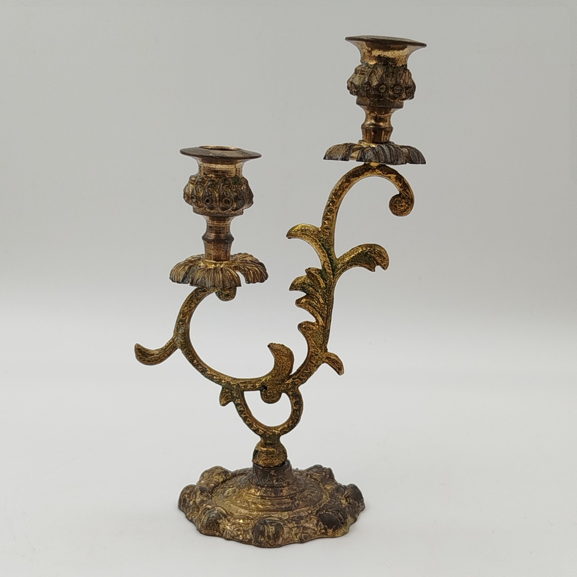 Подсвечник на 2 свечи, с растительным декором