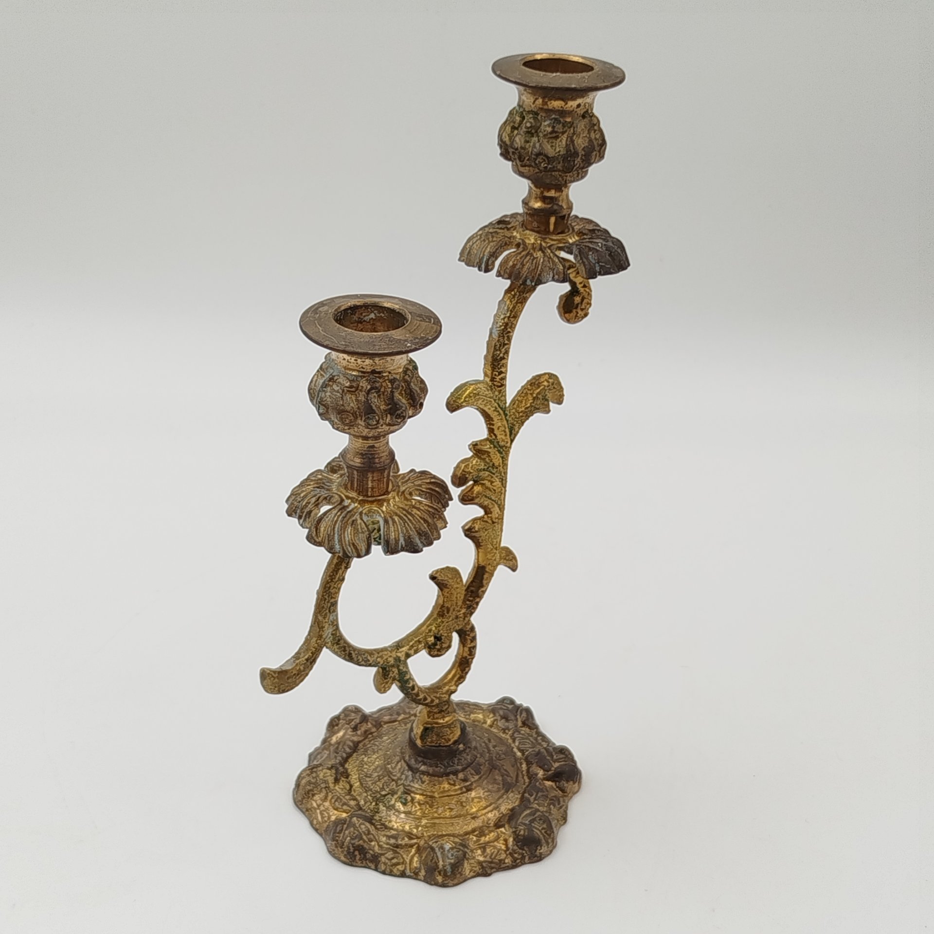 Подсвечник на 2 свечи, с растительным декором