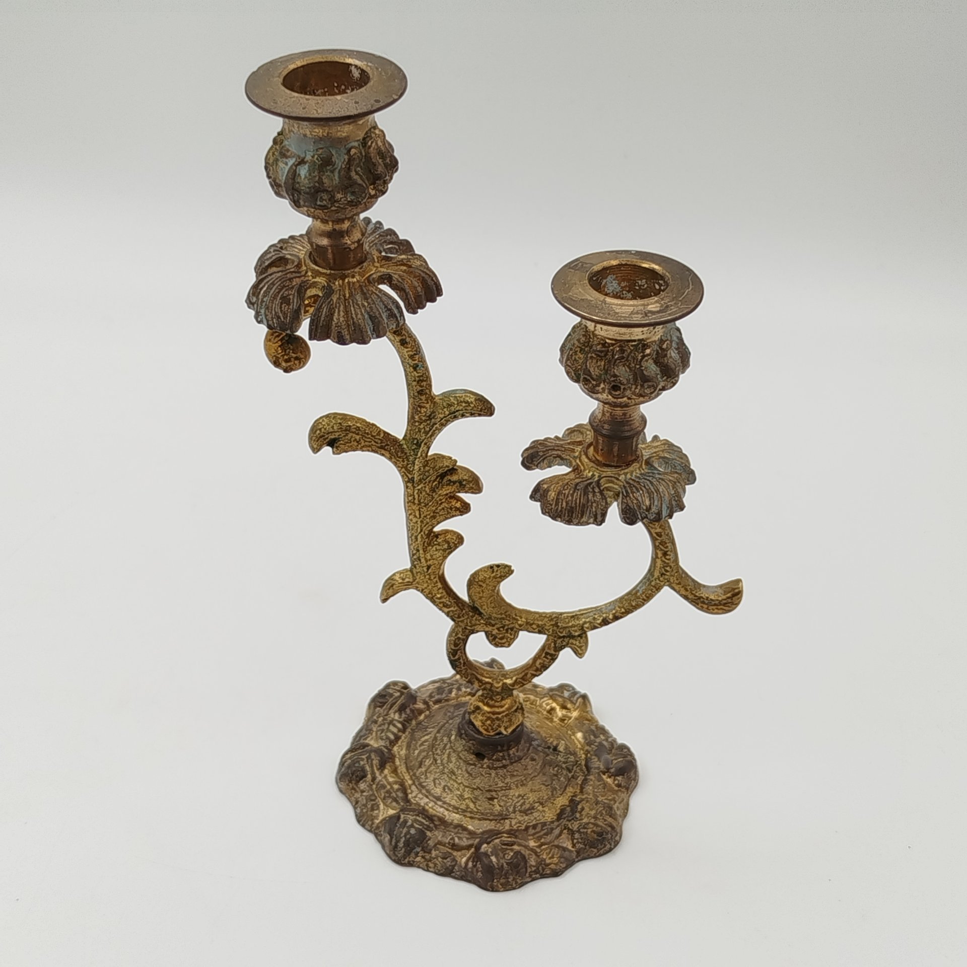 Подсвечник на 2 свечи, с растительным декором