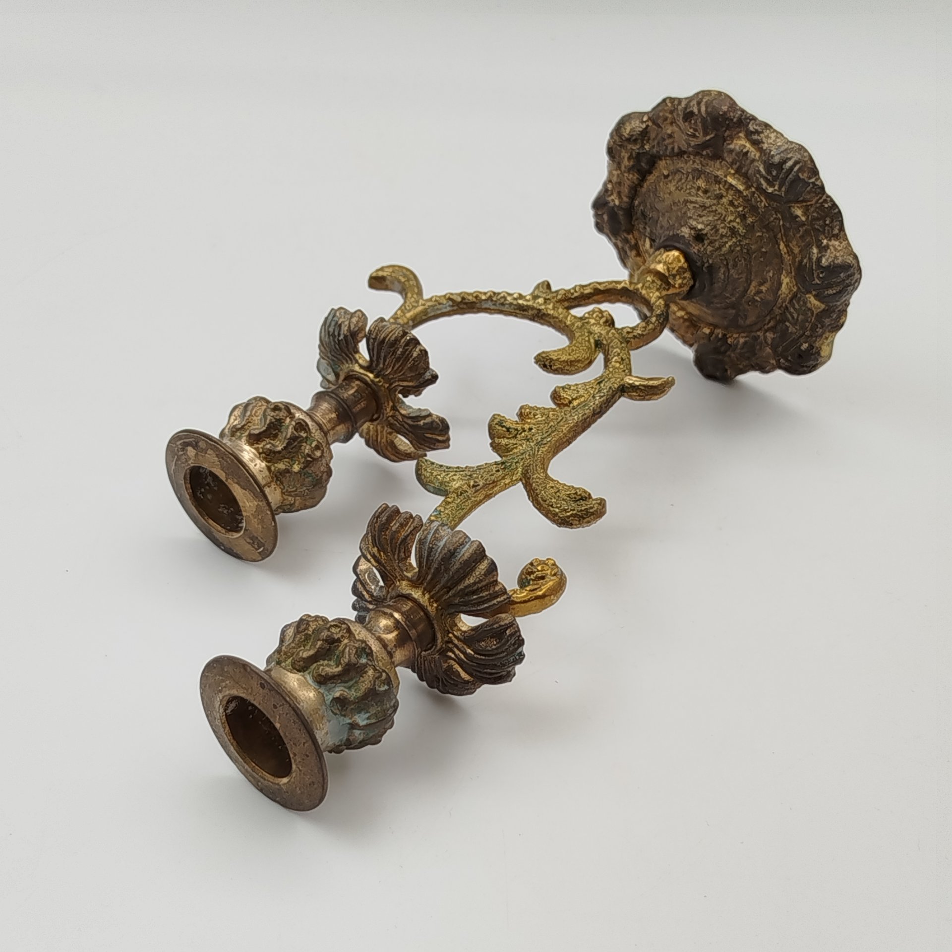 Подсвечник на 2 свечи, с растительным декором