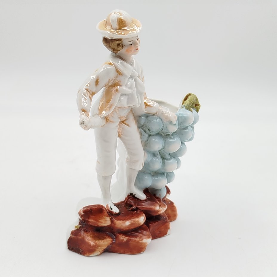 Статуэтка (подставка для зубочисток/салфеток) "Мальчик в шляпе с корзиной винограда"