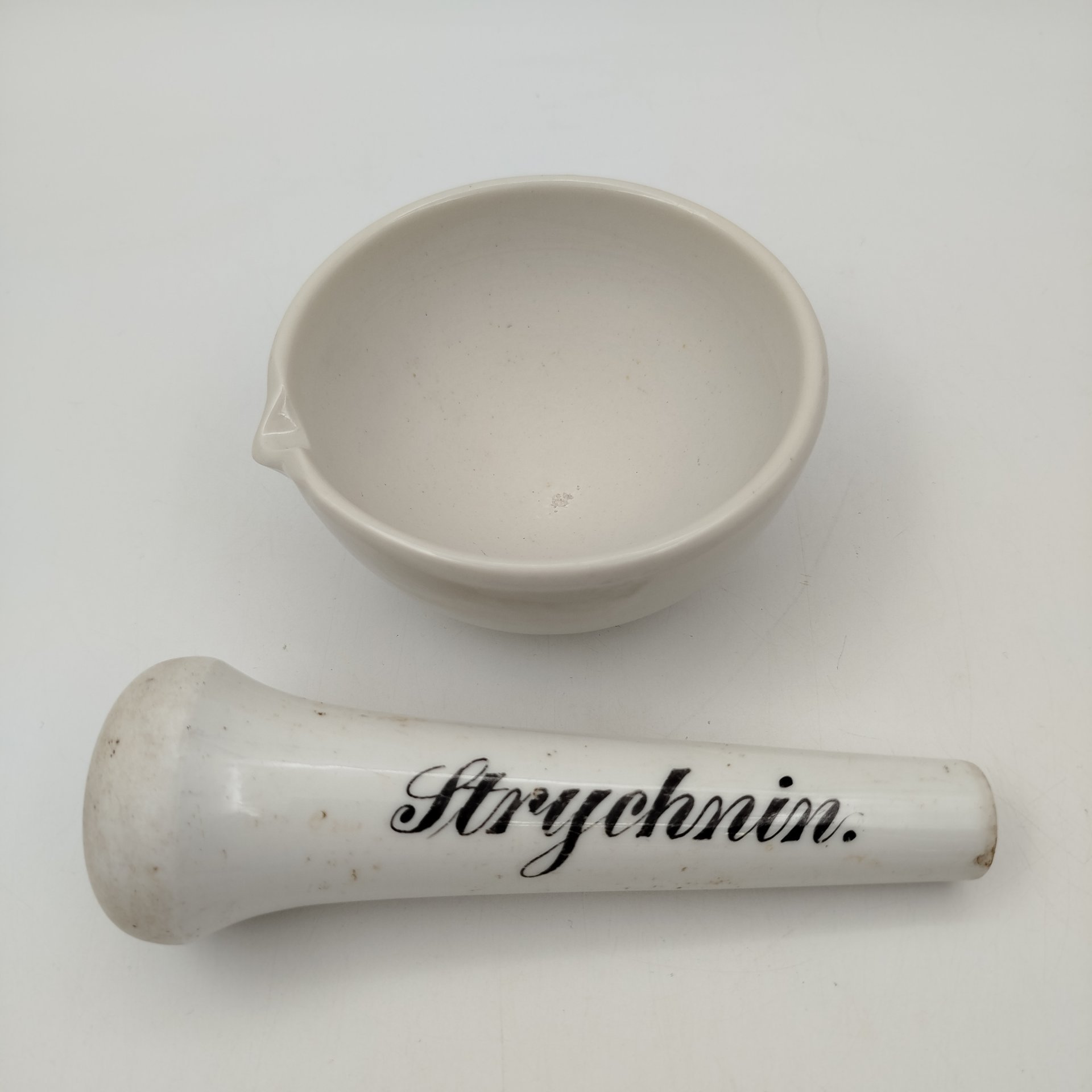 Ступа лабораторная, пестик "Strychnin" в подборе, фарфор, деколь, Речицкий фарфоровый завод (Гжель), СССР, 1950-1960 гг.