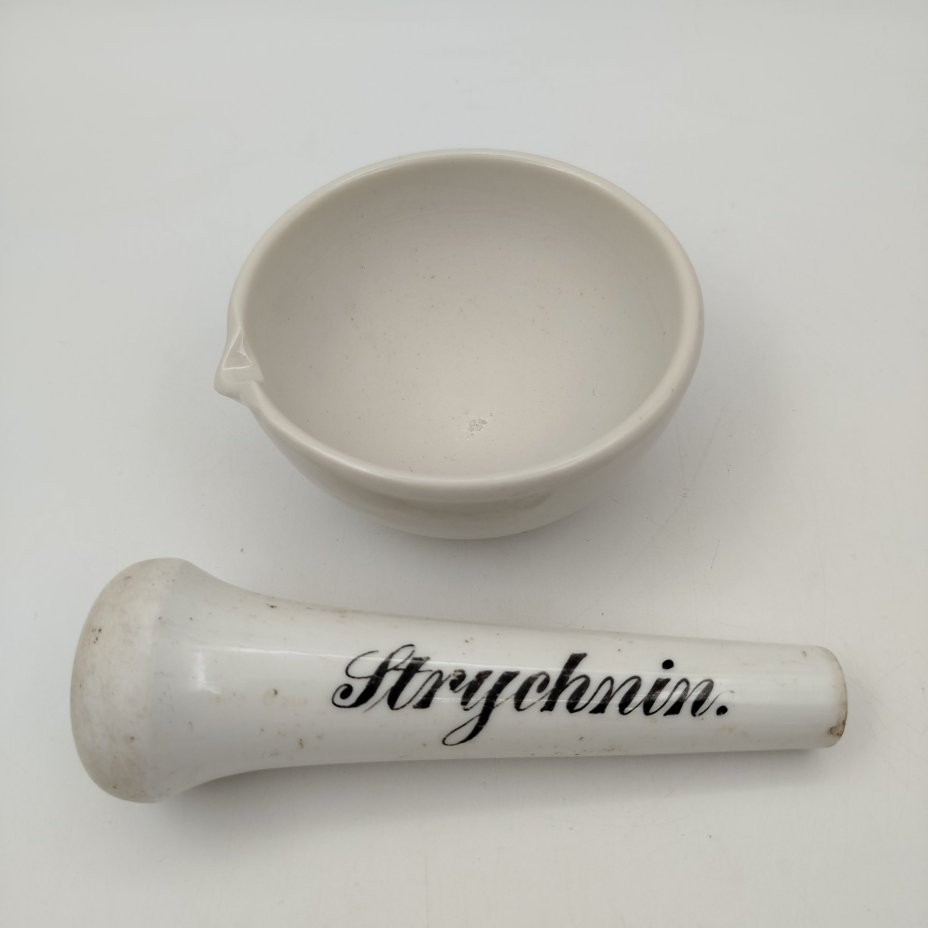 Ступа лабораторная, пестик "Strychnin" в подборе, фарфор, деколь, Речицкий фарфоровый завод (Гжель), СССР, 1950-1960 гг., Речицкий фарфоровый завод (Гжель)