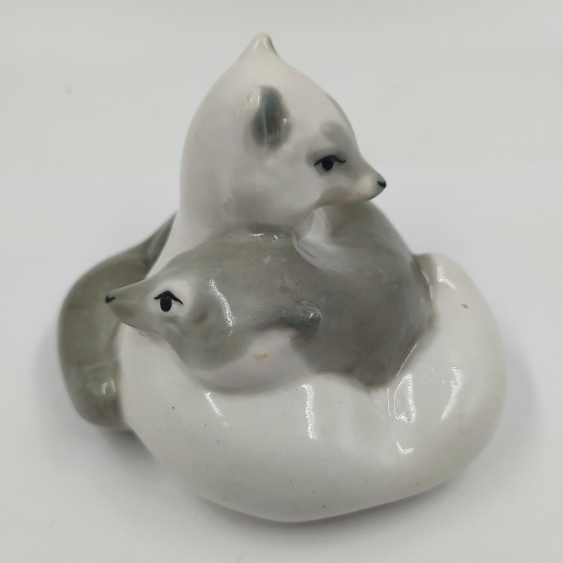 Статуэтка "Два песца", фарфор, роспись, Ленинградский завод «Стройфаянс», СССР, 1950-1970 гг.