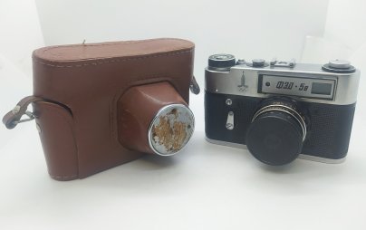Фотоаппарат "ФЭД-5В" с объективом "Индустар-61 Л/Д" в оригинальном кофре (с олимпийской символикой), металл, пластик, стекло, кожа, Харьковский машиностроительный завод им. Дзержинского (ФЭД), СССР, 1975-1980 гг., Харьковский машиностроительный завод им. Дзержинского (ФЭД)