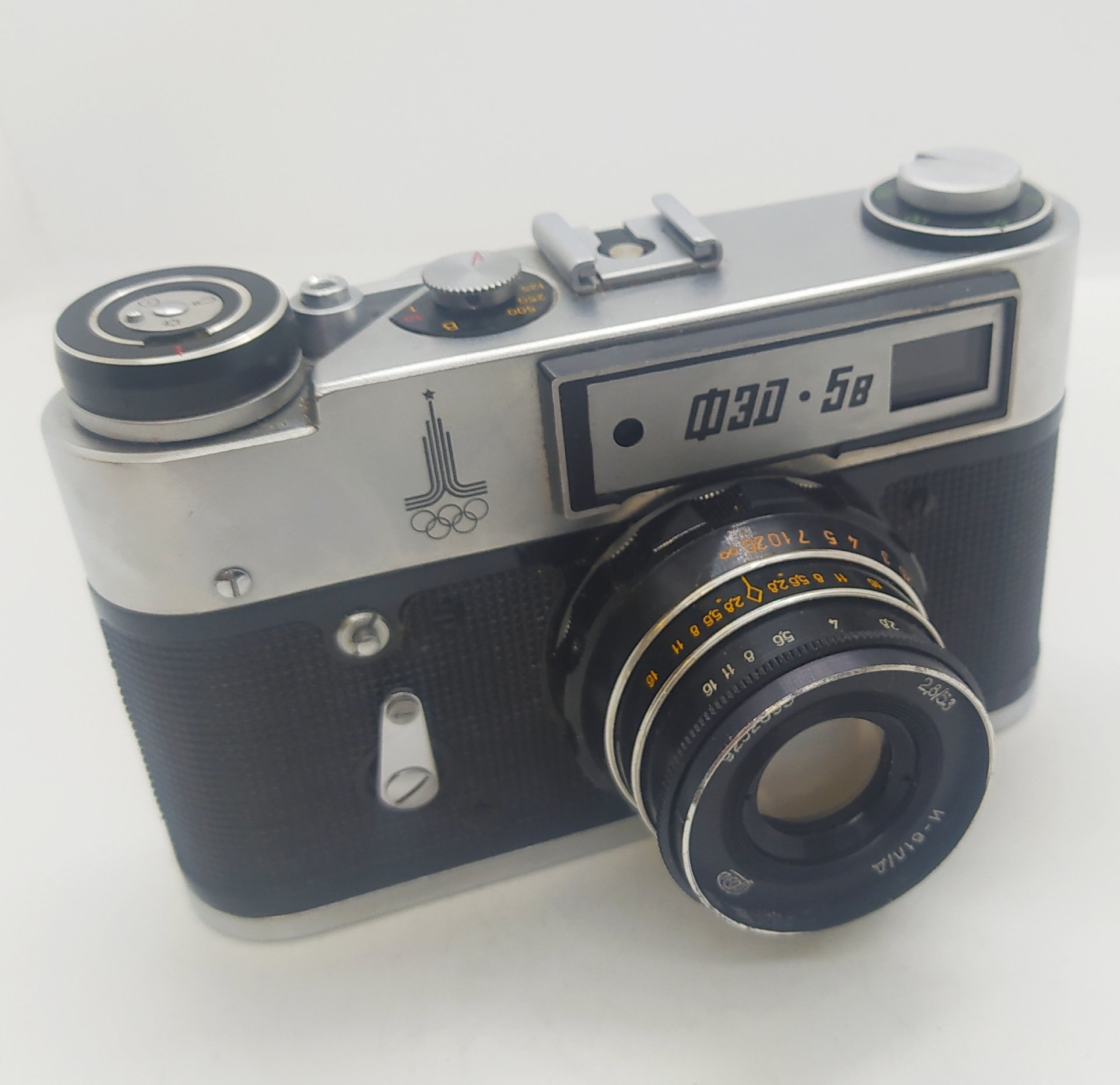 Фотоаппарат "ФЭД-5В" с объективом "Индустар-61 Л/Д" в оригинальном кофре (с олимпийской символикой), металл, пластик, стекло, кожа, Харьковский машиностроительный завод им. Дзержинского (ФЭД), СССР, 1975-1980 гг., Харьковский машиностроительный завод им. Дзержинского (ФЭД)