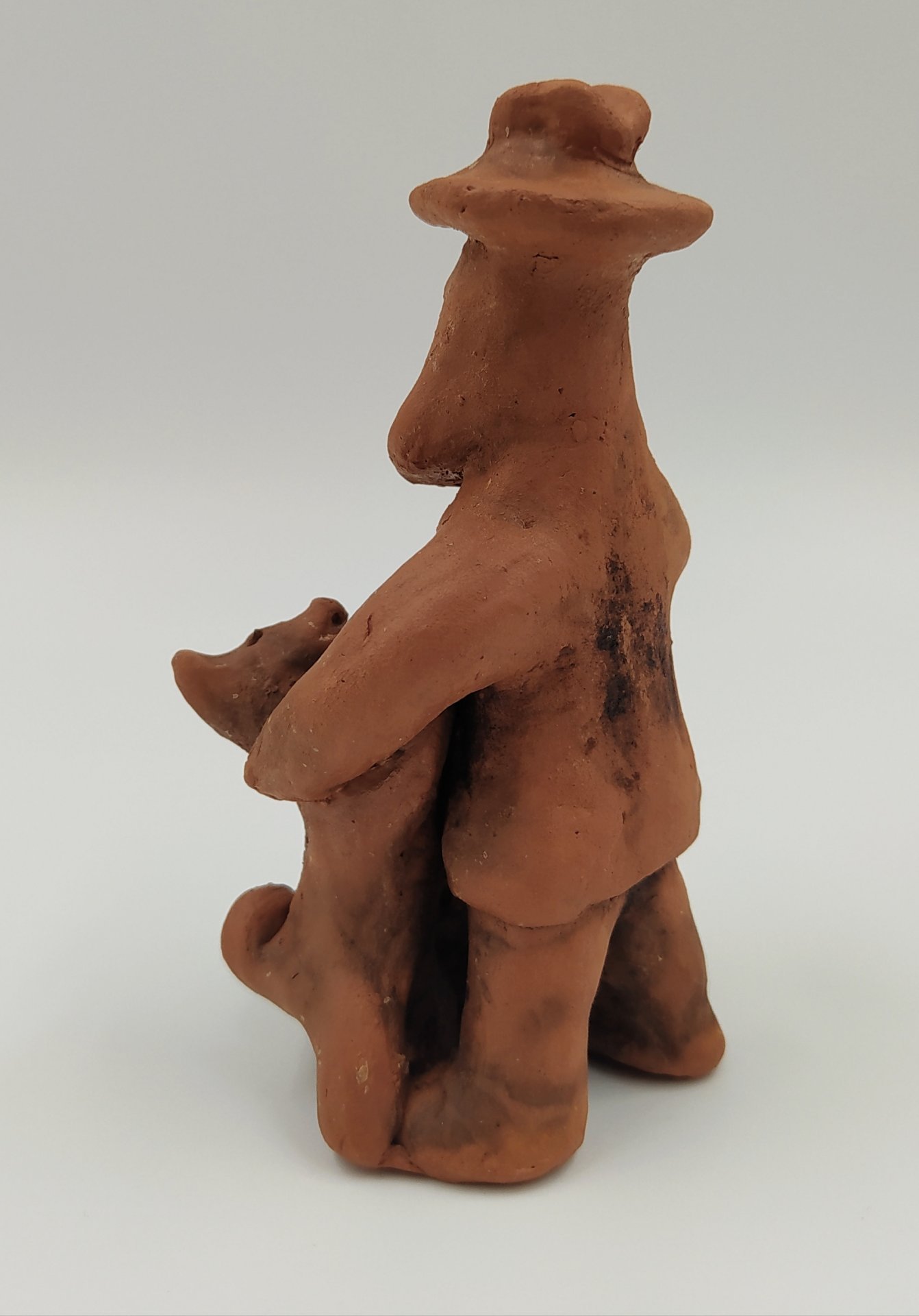 Игрушка каргопольская "Дед с собакой", подпись мастера "О.Ш."