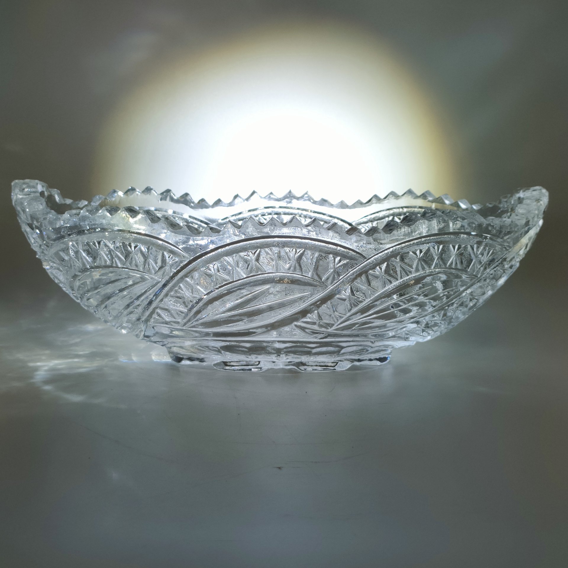 Салатник в форме ладьи, украшенный флористическим узором, хрусталь, пресс, СССР, 1970-1990 гг.