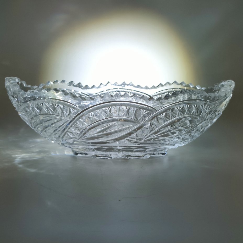 Салатник в форме ладьи, украшенный флористическим узором, хрусталь, пресс, СССР, 1970-1990 гг.