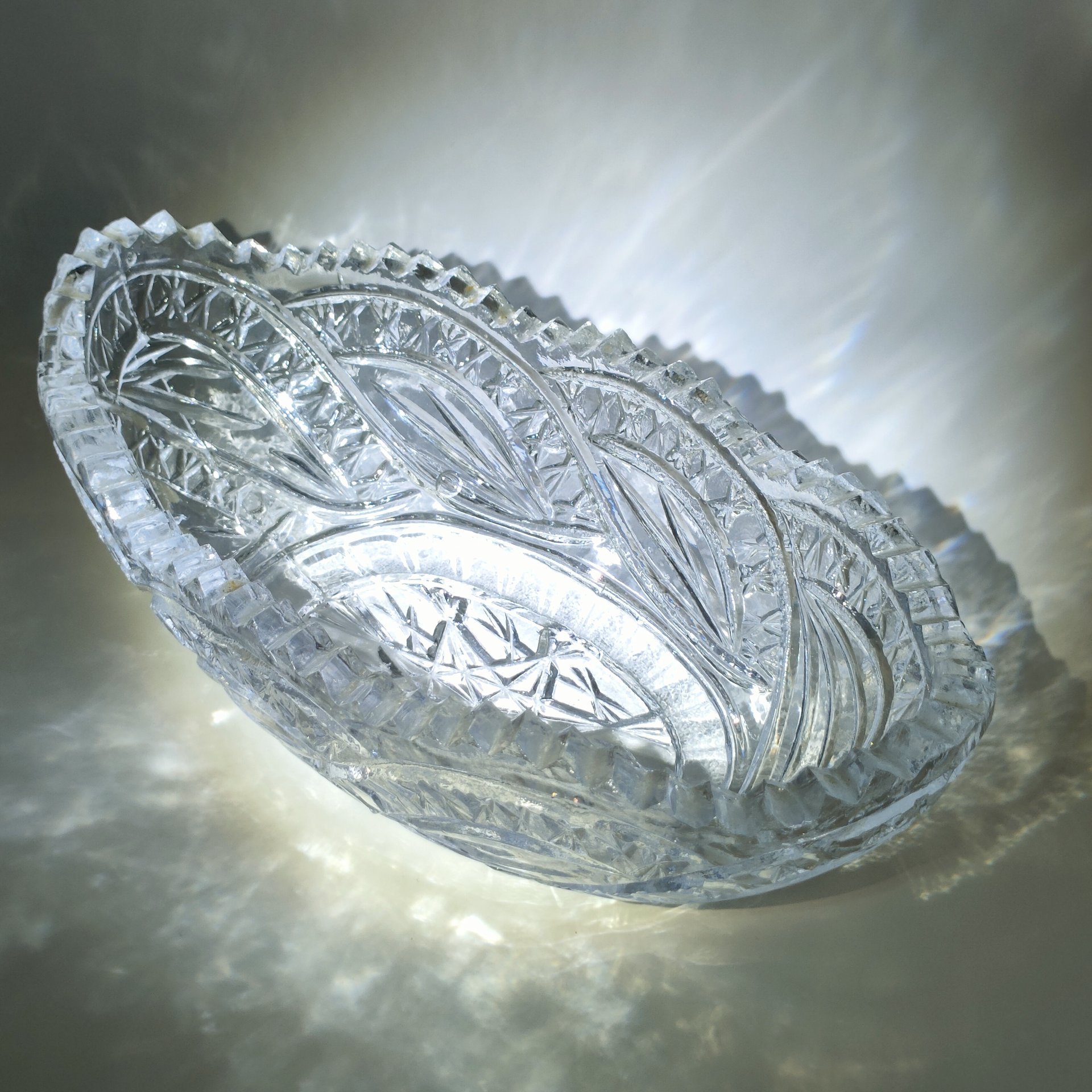 Салатник в форме ладьи, украшенный флористическим узором, хрусталь, пресс, СССР, 1970-1990 гг.