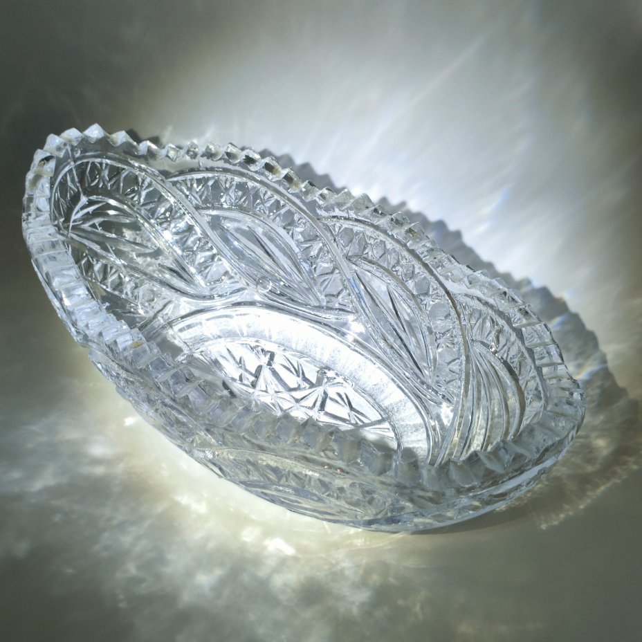 Салатник в форме ладьи, украшенный флористическим узором