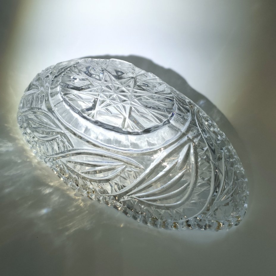 Салатник в форме ладьи, украшенный флористическим узором