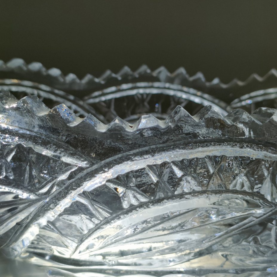 Салатник в форме ладьи, украшенный флористическим узором