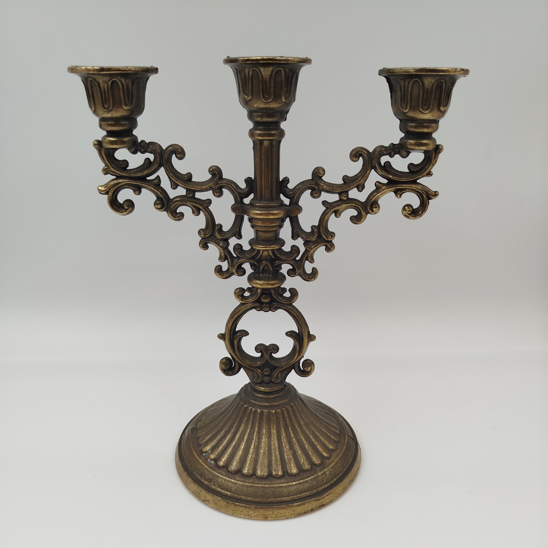 Канделябр на три свечи на фигурном основании в виде растительных побегов, металл, бронзирование, Европа, 1990-2010 гг.