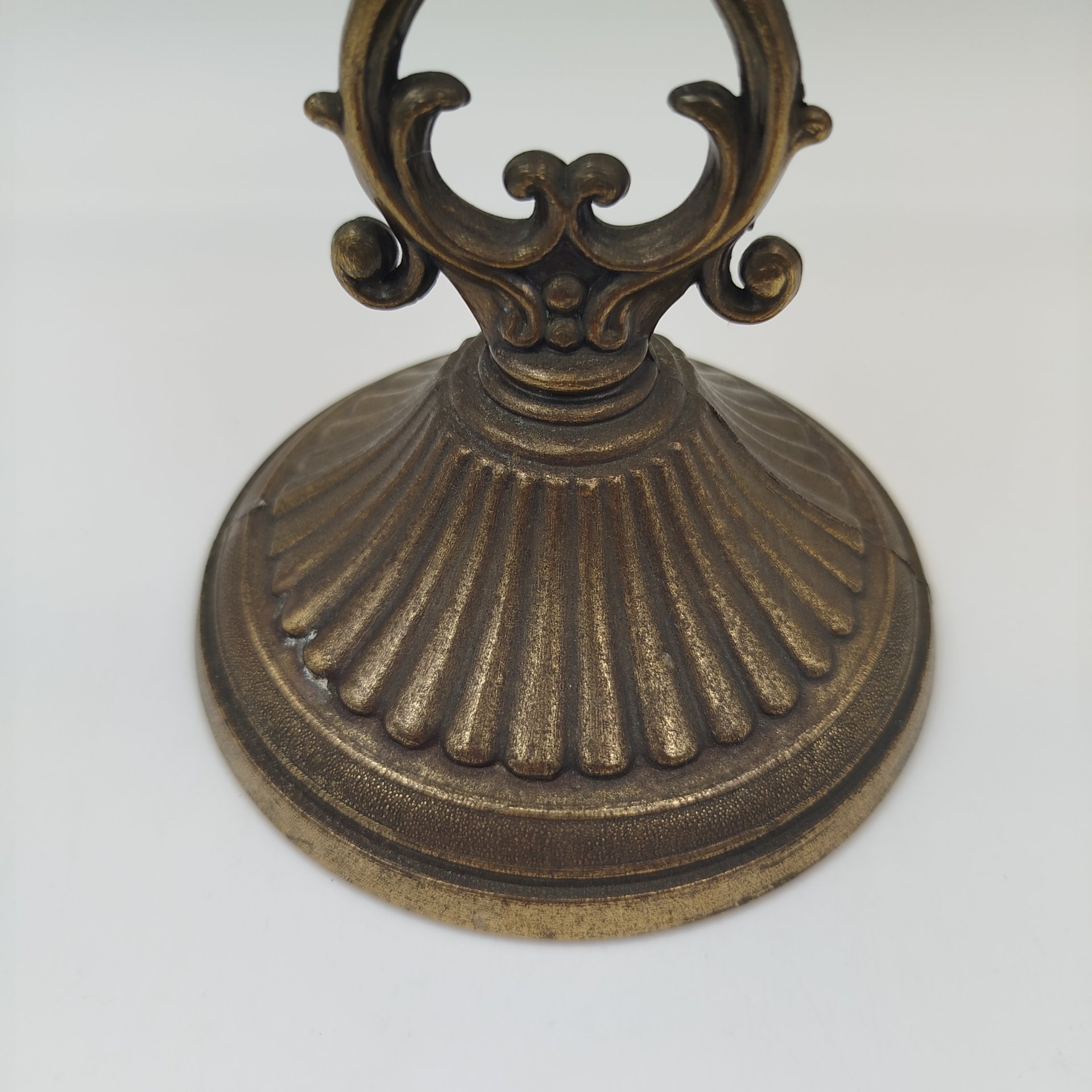 Канделябр на три свечи на фигурном основании в виде растительных побегов, металл, бронзирование, Европа, 1990-2010 гг.