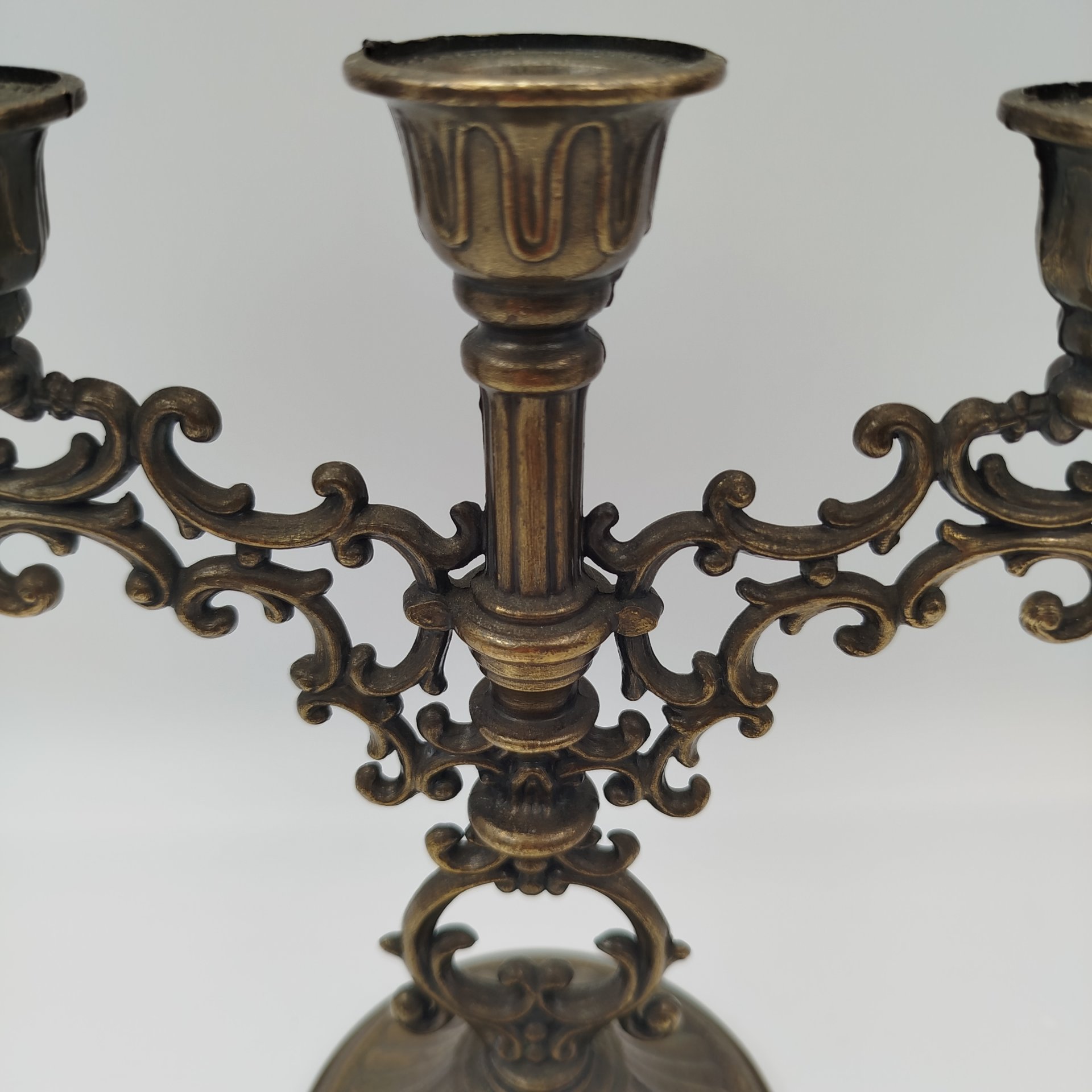 Канделябр на три свечи на фигурном основании в виде растительных побегов, металл, бронзирование, Европа, 1990-2010 гг.