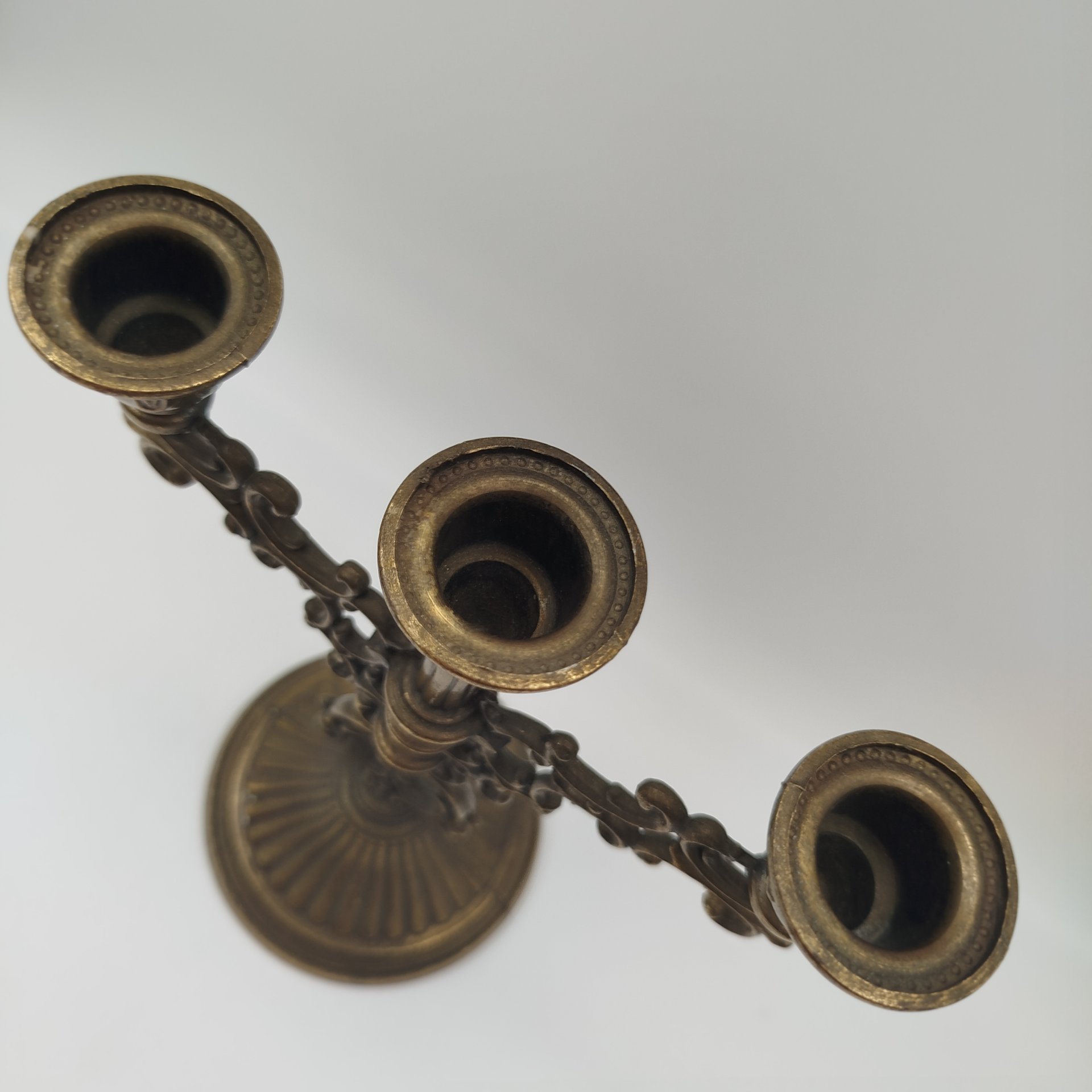 Канделябр на три свечи на фигурном основании в виде растительных побегов, металл, бронзирование, Европа, 1990-2010 гг.