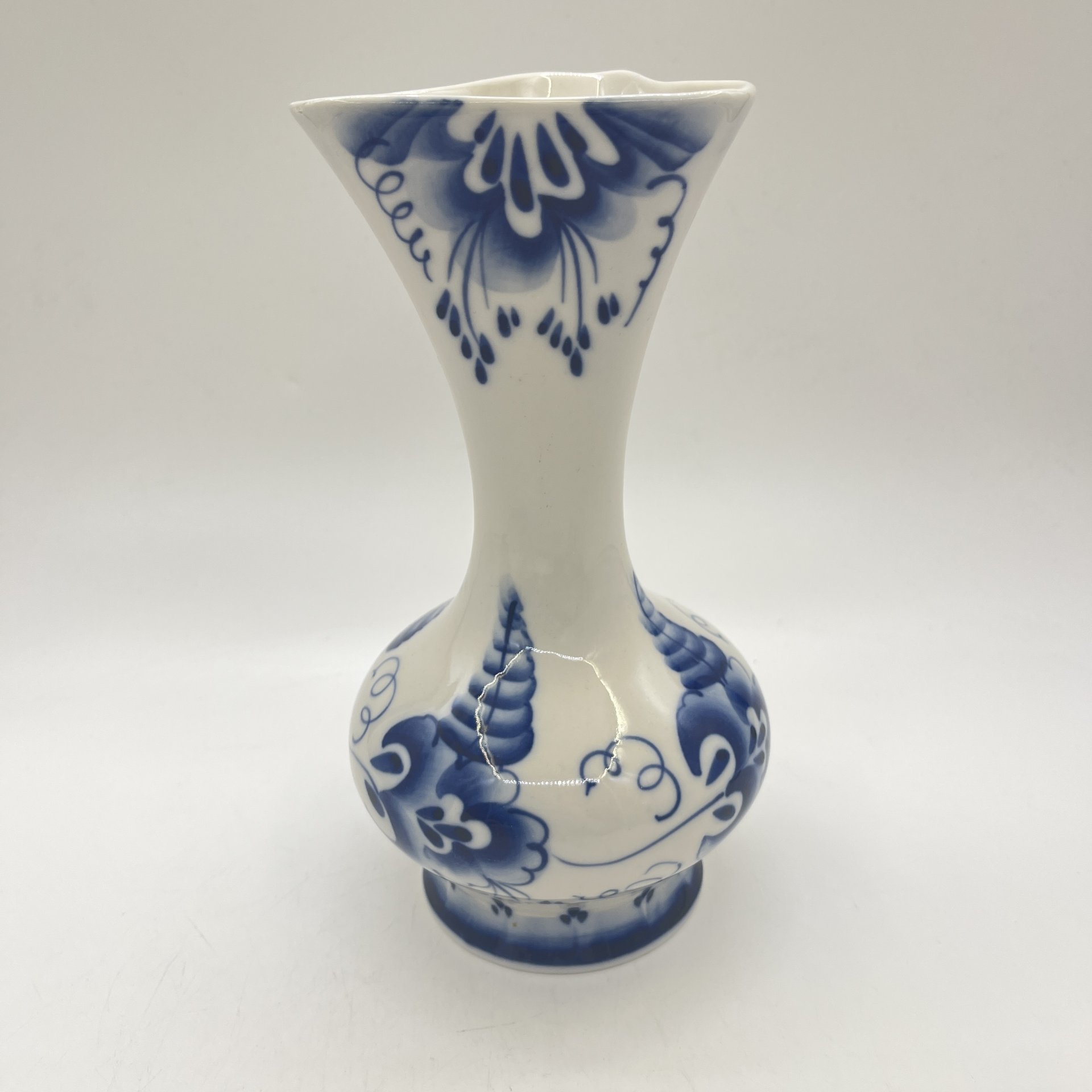 Ваза для цветов, декорированная растительным узором