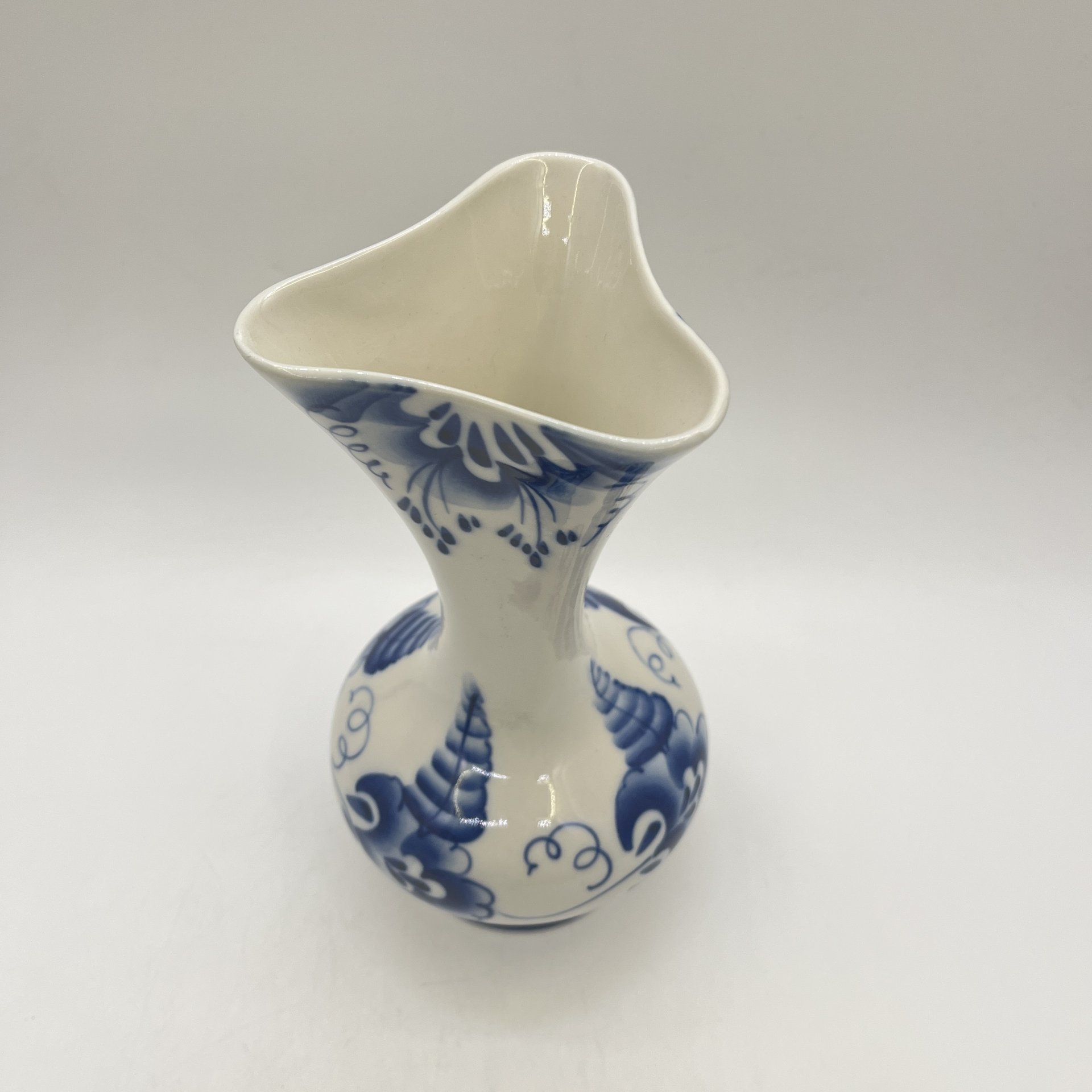 Ваза для цветов, декорированная растительным узором