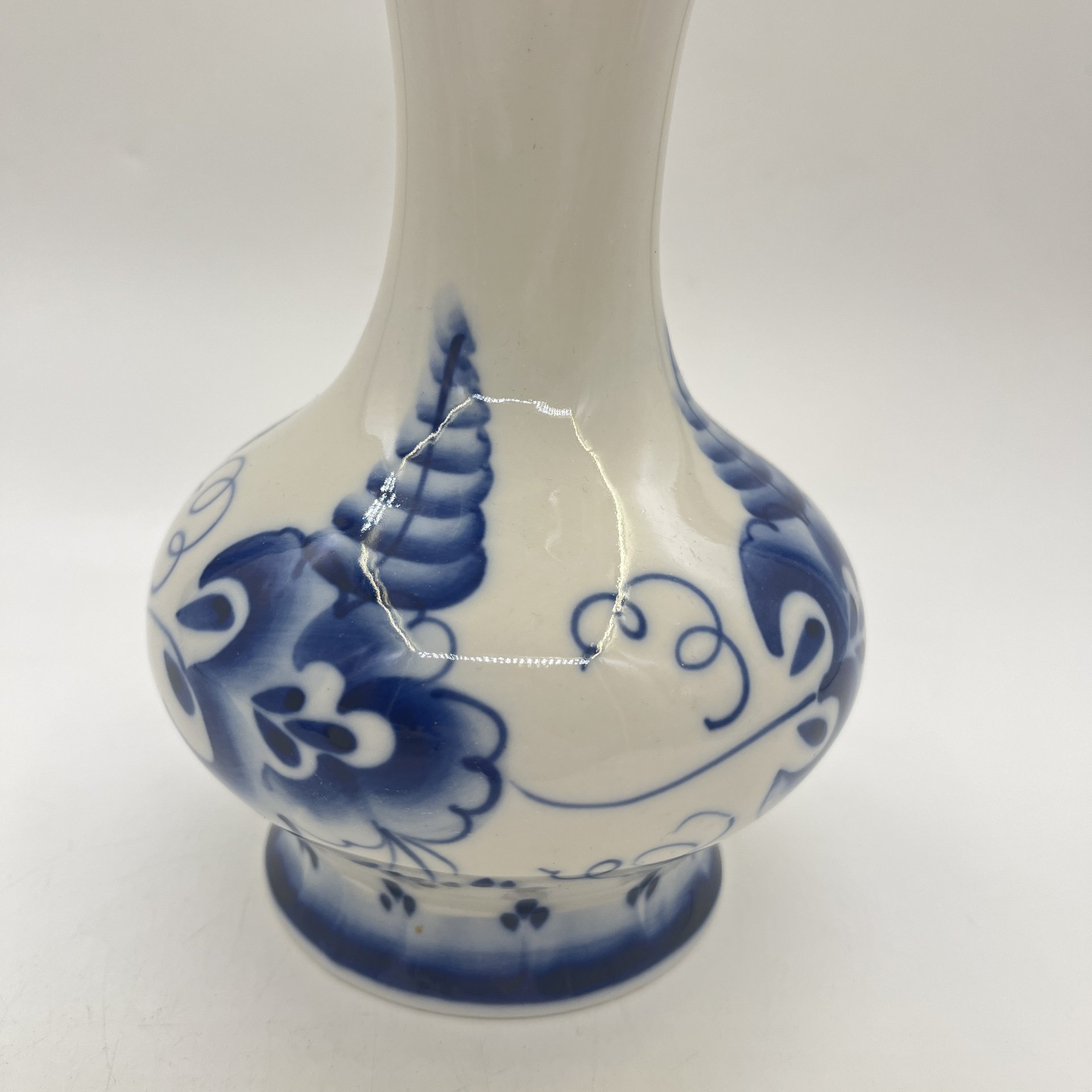 Ваза для цветов, декорированная растительным узором