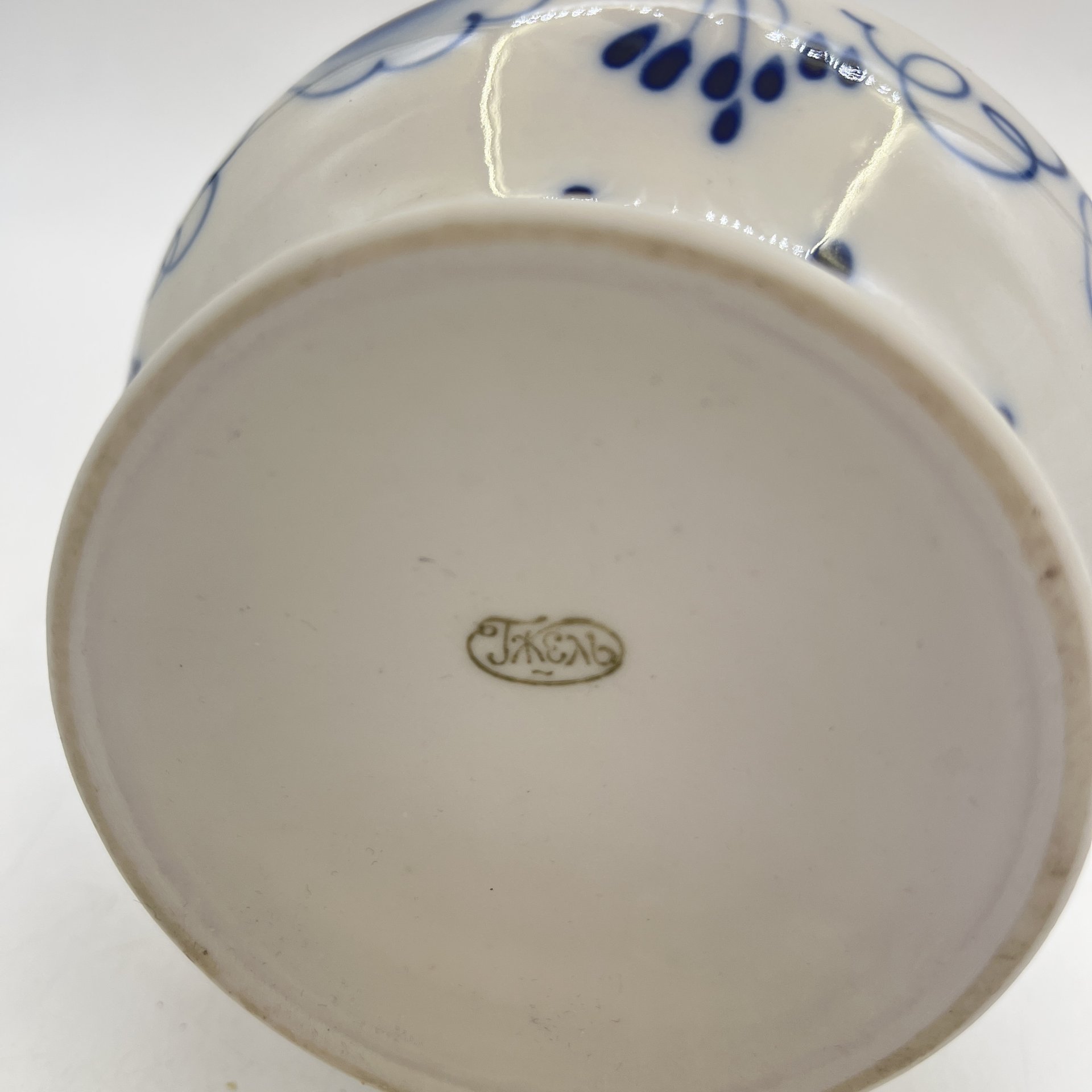 Ваза для цветов, декорированная растительным узором